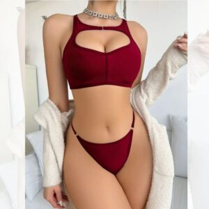 Conjunto de Lencería Sexy con Top de Corte Sensual y Tanga de Encaje